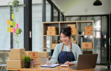 Başlangıçta küçük işletme KOBİ 'si, akıllı telefon veya tablet kullanan girişimci sahibi paket ürün kutusu hazırlamak için çevrimiçi alışveriş siparişini alır ve kontrol eder. Çevrimiçi fikirler satılıyor