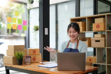 Girişimciler Küçük İşletme Bağımsız Adamlar evde çalışıyor. Ticari denetim, çevrimiçi pazarlama, paketleme, KOBİ satıcıları, konsept, e-ticaret ekibi, çevrimiçi satış için akıllı telefon ve dizüstü bilgisayar kullanın.