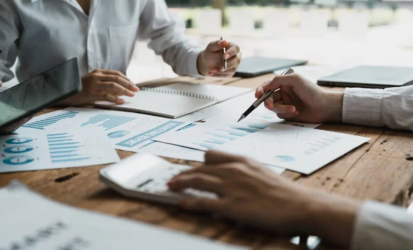 Asesor de negocios asiático se reúne para analizar y discutir la situación del informe financiero en la sala de reuniones.Consultor de Inversiones, Asesor financiero y concepto contable — Foto de Stock