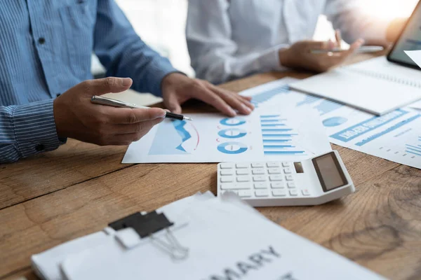 Réunion de l'équipe d'affaires travaillant avec le nouveau projet de démarrage, la discussion et l'analyse des données les graphiques et les graphiques. Calculatrice numérique tablette, ordinateur portable en utilisant, Finances d'entreprise et concept de comptabilité — Photo