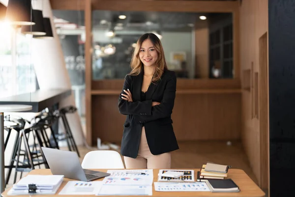 Επιχειρηματίας νεαρή Ασιάτισσα, επιχειρηματίας γυναίκα χέρια σταυρωμένα στο χώρο εργασίας στο γραφείο της — Φωτογραφία Αρχείου