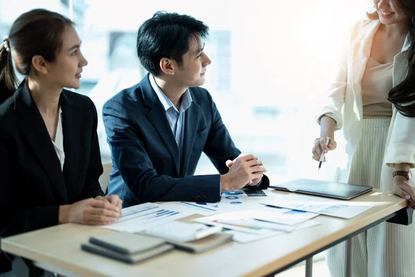 Möte med asiatiska affärsrådgivare för att analysera och diskutera situationen för den finansiella rapporten i mötesrummet.Investeringskonsult, Finansiell rådgivare och redovisningskoncept. — Stockfoto