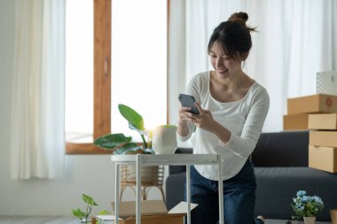 Mutlu genç işadamı karton kutunun siparişini topluyor, Genç Sahip Kadın Business Online için çalışmaya başlıyor. Çevrimiçi alışveriş yapan KOBİ girişimcisi veya serbest çalışma kavramına sahip kişiler