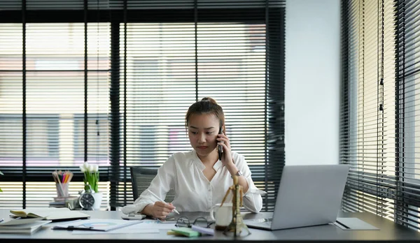 Portrait asiatique femme d'affaires faisant un appel téléphonique et souriant tout en travaillant il bureau — Photo