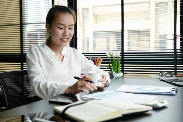 Business accountant asian woman analysis financial report at her office — Φωτογραφία Αρχείου