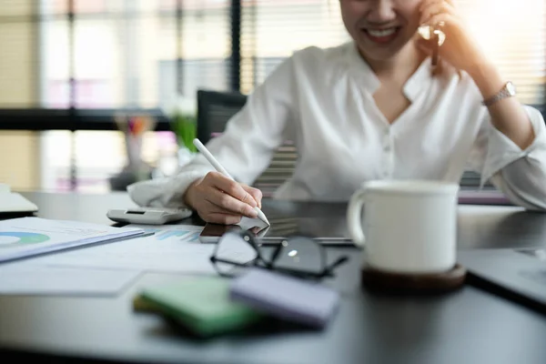 Κοντινό πλάνο γυναικών των επιχειρήσεων χέρι εκμετάλλευση γραφίδα στυλό και ψηφιακή ταμπλέτα για το σχεδιασμό του προγράμματος εργασίας στο γραφείο — Φωτογραφία Αρχείου