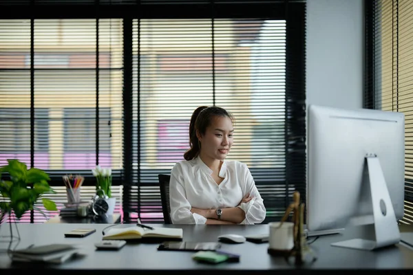 Νεαρή Ασιάτισσα επιχειρηματίας που εργάζεται σε φορητό υπολογιστή στο γραφείο — Φωτογραφία Αρχείου