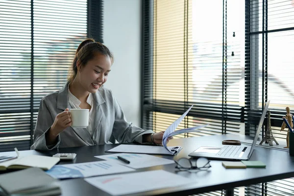 Επιχειρηματίας Ασιάτισσα γυναίκα Συζητώντας σχεδιασμό ανάλυση των οικονομικών διαγραμμάτων των εγγράφων και γραφήματα στο γραφείο — Φωτογραφία Αρχείου