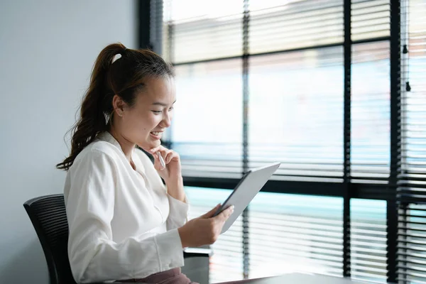 Ελκυστική Ασιάτισσα γυναίκα που χρησιμοποιεί ψηφιακό tablet με στυλό γραφίδα στο γραφείο. — Φωτογραφία Αρχείου