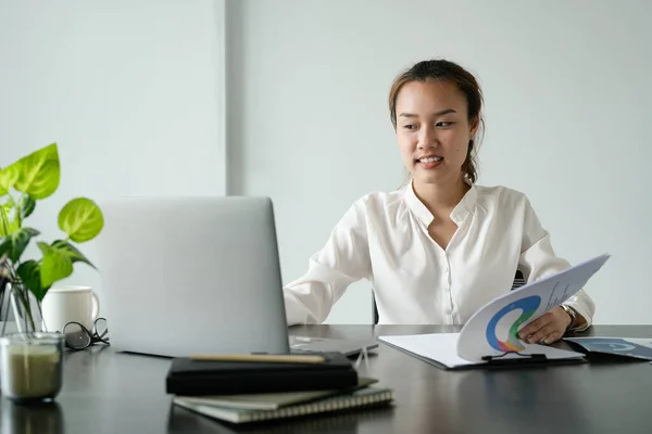 Young asian businesswoman sitting on her workplace in the office. Young woman working at laptop in the office — Φωτογραφία Αρχείου