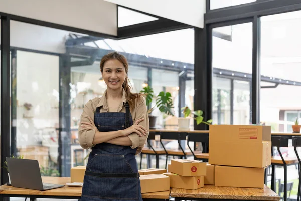 Retrato da jovem mulher asiática PME que trabalha com uma caixa em casa o local de trabalho.start-up proprietário de pequenas empresas, pequeno empresário PME ou negócio freelance on-line e conceito de entrega — Fotografia de Stock