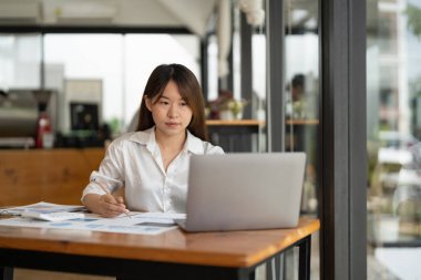 Mali belge için hesap makinesiyle çalışan muhasebeci. Muhasebe ve hesaplama yapan erkek muhasebeci. Muhasebeci hesaplama yapıyor. Tasarruf, finans