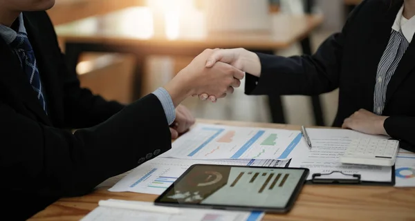 Two business people shake hands after accepting a business proposal together, a handshake is a universal homage, often used in greeting or congratulations. — 图库照片