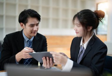 İki iş kurma ekibi brifing projesi. yaratıcı girişimci iş adamları grubu ofiste