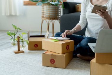 Kuruluş KOBİ küçük girişimci serbest Asyalı kadın kutu ile bir laptop kullanarak neşeli başarı çevrimiçi pazarlama paketleme kutusu ve teslimat fikri konsepti