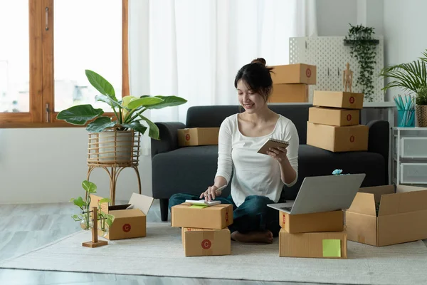 Startup KKV kisvállalkozás vállalkozó szabadúszó ázsiai nő egy laptop dobozzal Vidám siker online marketing csomagolás doboz és szállítás KKV ötlet koncepció — Stock Fotó