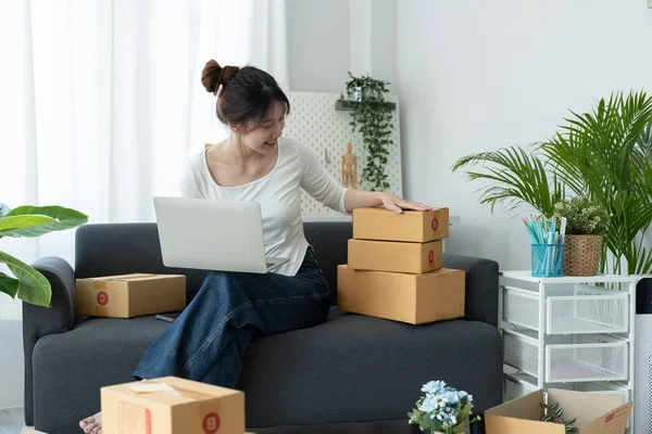 Starting Small business entrepreneur SME freelance, Portrait young woman working at home office, box,,laptop, online, marketing, packaging, delivery, SME, e-commerce concept — Stock Fotó