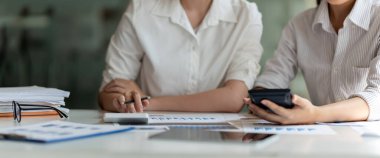 İş adamları iş stratejileri planlamak için veri analizi rakamları için toplanıyorlar. İş tartışması kavramı