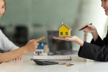 Emlakçılar bir ev almayı ve ajanslarındaki müşterilere anahtarları vermeyi kabul ediyorlar. Kavram anlaşması