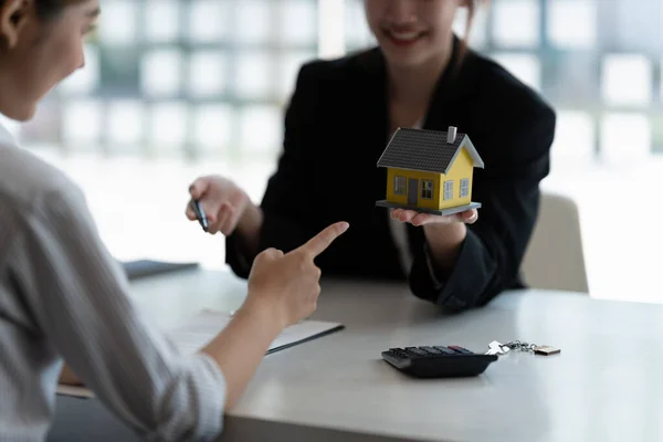 Agentes imobiliários concordam em comprar uma casa e dar chaves aos clientes em seus escritórios de agencias. Acordo de conceito — Fotografia de Stock
