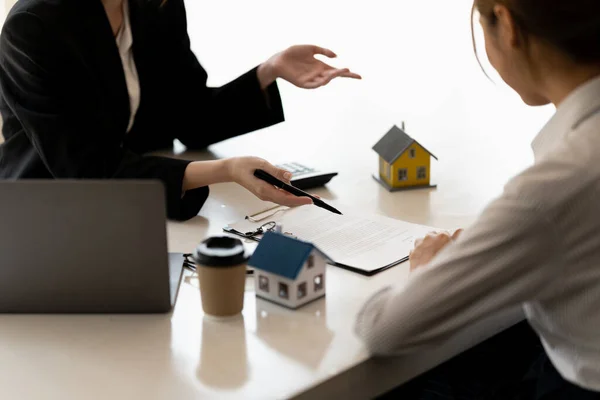Los agentes inmobiliarios acuerdan comprar una casa y dar las llaves a los clientes en sus oficinas de la agencia. Acuerdo conceptual —  Fotos de Stock
