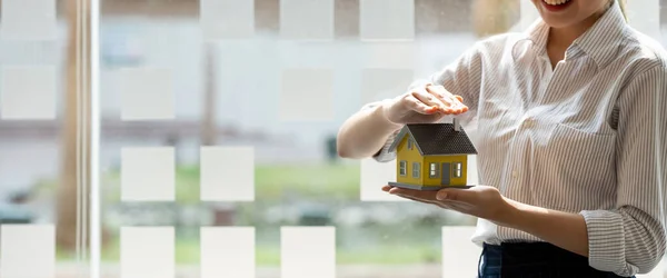 Bijgesneden beeld van risicomanager die huismodel beschermt. home insurance concept. — Stockfoto