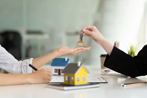 Makler und Kunde beim Händeschütteln nach Vertragsunterzeichnung: Immobilien, Hauskredit und Versicherungskonzept — Stockfoto