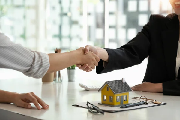 Makler und Kunde beim Händeschütteln nach Vertragsunterzeichnung: Immobilien, Hauskredit und Versicherungskonzept — Stockfoto