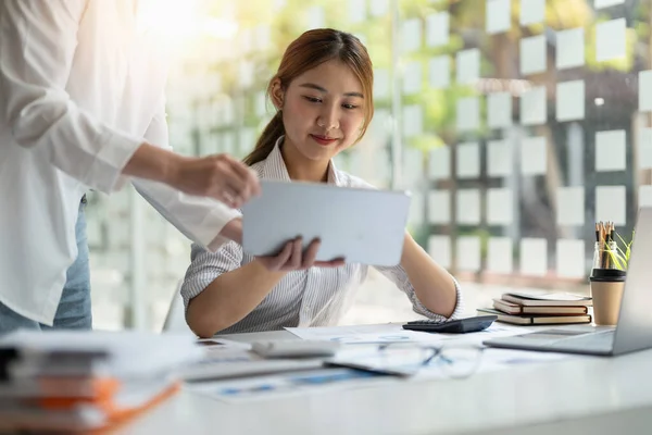 Los empresarios se reúnen para analizar cifras de datos para planificar estrategias de negocio. Negocios discutiendo concepto — Foto de Stock