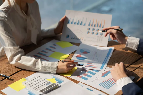 Az üzletemberek megosztják tapasztalataikat az együttműködésről tablettel, Marketing Planning Concept — Stock Fotó