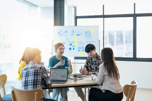 Ofiste birlikte çalışan gençler. İş arkadaşlarıyla işbirliği yapmak, tartışmak, tartışmak, ofiste birlikte plan yapmak.