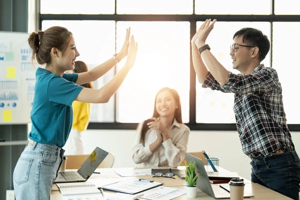 Modern ofisteki çok ırklı, yaratıcı genç insanlar. Bir grup genç iş adamı dizüstü bilgisayar, tablet ve defterle birlikte çalışıyor. Birlikte çalışan başarılı bir hipster takımı. Bağımsızlar