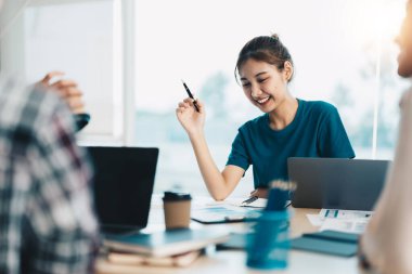 Asyalı genç, yaratıcı, mutlu ve girişimci grup. İş görüşmeleri, ofis geçmişi. İyi liderlik ve takım çalışması başarıya götürür.