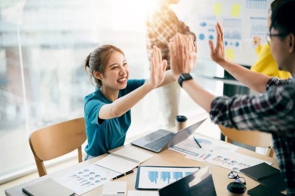 Multiraciala unga kreativa människor i moderna kontor. Grupp av unga affärsmän arbetar tillsammans med bärbar dator, surfplatta, bärbar dator. Framgångsrikt hipsterteam i samarbete. Frilansare — Stockfoto