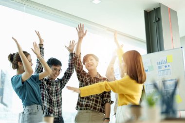 Asya takımının yaratıcı iş adamlarından oluşan bir grup başarılı ortaklık konsepti oldukları için mutlular.