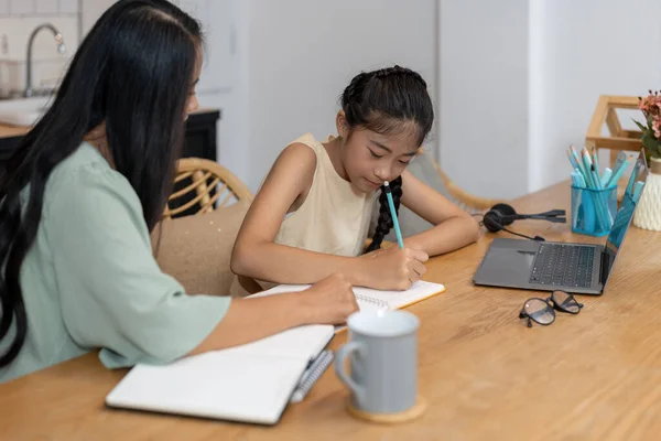 Anya és ázsiai kislány online tanulás laptop számítógép, hogy házi feladatot tanul tudás online oktatási e-learning rendszer. gyermekek videó konferencia tanár tutor otthon — Stock Fotó