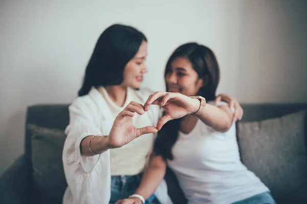 Lesbiennes copines style de vie faisant symbole de forme de coeur avec geste de la main. ton vintage — Photo