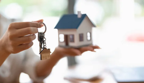 Agente de bienes raíces entrega de llaves a casa — Foto de Stock