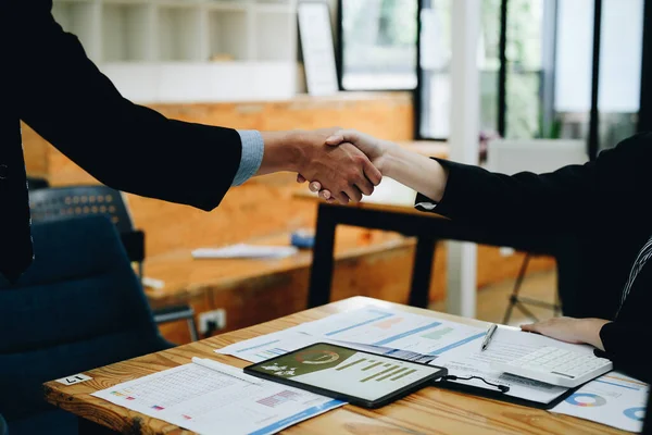 Two business people shake hands after accepting a business proposal together, a handshake is a universal homage, often used in greeting or congratulations. —  Fotos de Stock