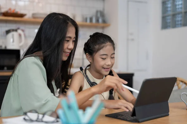 Ázsiai fiatal anya számítógép notebook tanítás gyerek tanulni vagy tanulni online otthon, Homeschooling online koncepció — Stock Fotó