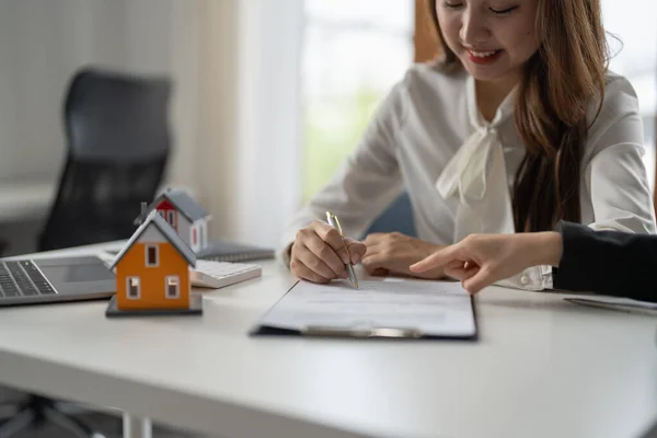 Agente imobiliário experiente mostrando modelo de casa para o cliente e pronto para assinar contrato — Fotografia de Stock