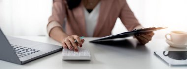 Ofisteki mali raporlar ve dizüstü bilgisayarla çalışan iş kadınını kapat.