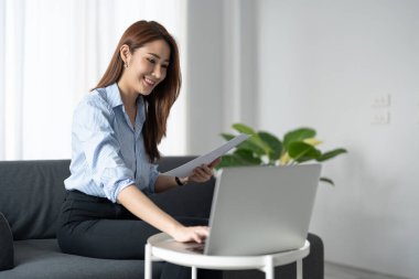 İşletme muhasebesi için hesap makinesi kullanan kadın kiracı. Para hesaplama. Banka kredisi, kira ödemeleri.