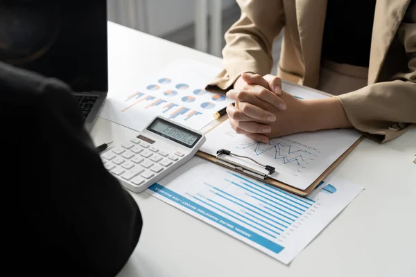 Business Adviser Vergadering Analyseren Bespreken Van Situatie Het Financieel Verslag — Stockfoto