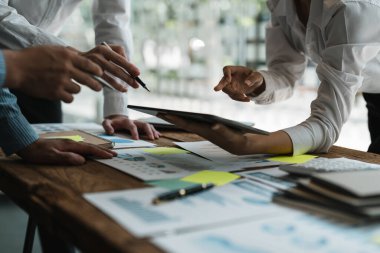 Toplantı odasındaki mali raporun analizi ve tartışılması için Asyalı iş danışmanı toplantısı. Yatırım Danışmanı, Mali Danışman ve Muhasebe Konsepti.