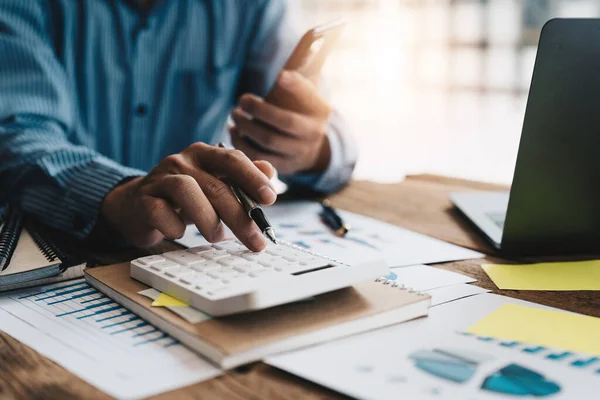 Close Van Zakenman Accountant Hand Holding Mobiele Telefoon Werken Aan — Stockfoto