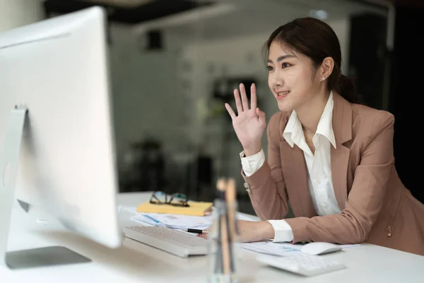 아시아 여성이 집에서 일하고 동료들과 비디오 콘퍼런스 온라인 사무실에서의 사회적 — 스톡 사진