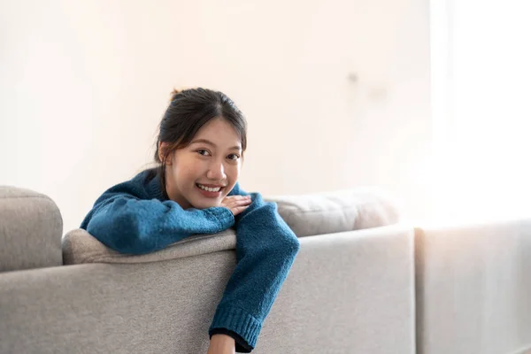 Teenager Asiatische Frau Glücklich Lächelnd Und Mit Blick Die Kamera — Stockfoto