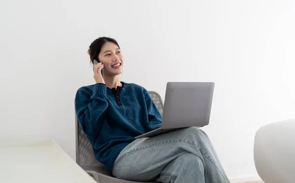 Bilgisayarı Kullanan Konseptinden Cep Telefonuyla Arayan Asyalı Güzel Bir Kadını — Stok fotoğraf