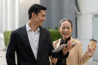 Dijital tabletle çalışan genç ve yaşlı iş adamlarının portresi